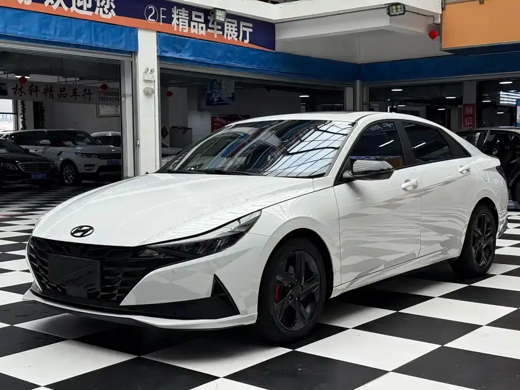 Hyundai Elantra — фото 1