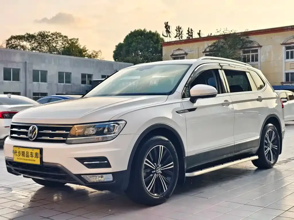 Volkswagen Tiguan L — фото 1
