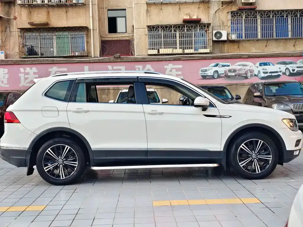 Volkswagen Tiguan L — фото 10