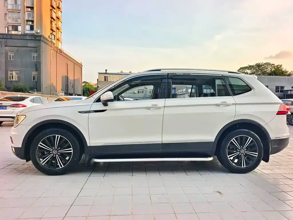 Volkswagen Tiguan L — фото 2