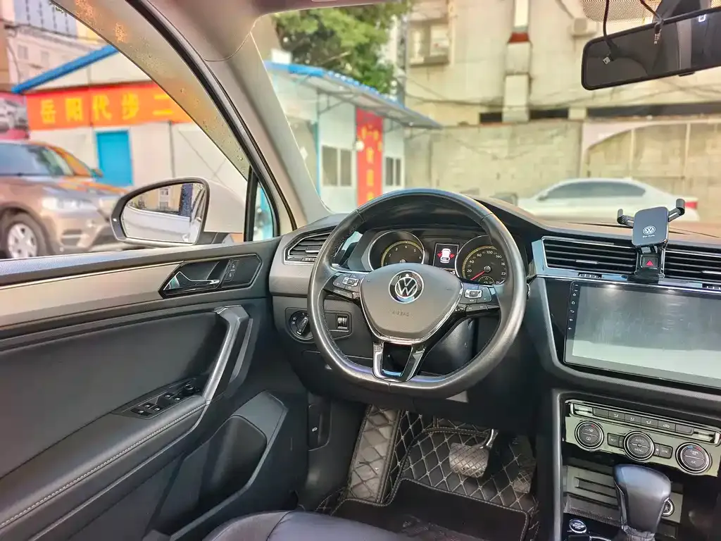Volkswagen Tiguan L — фото 5