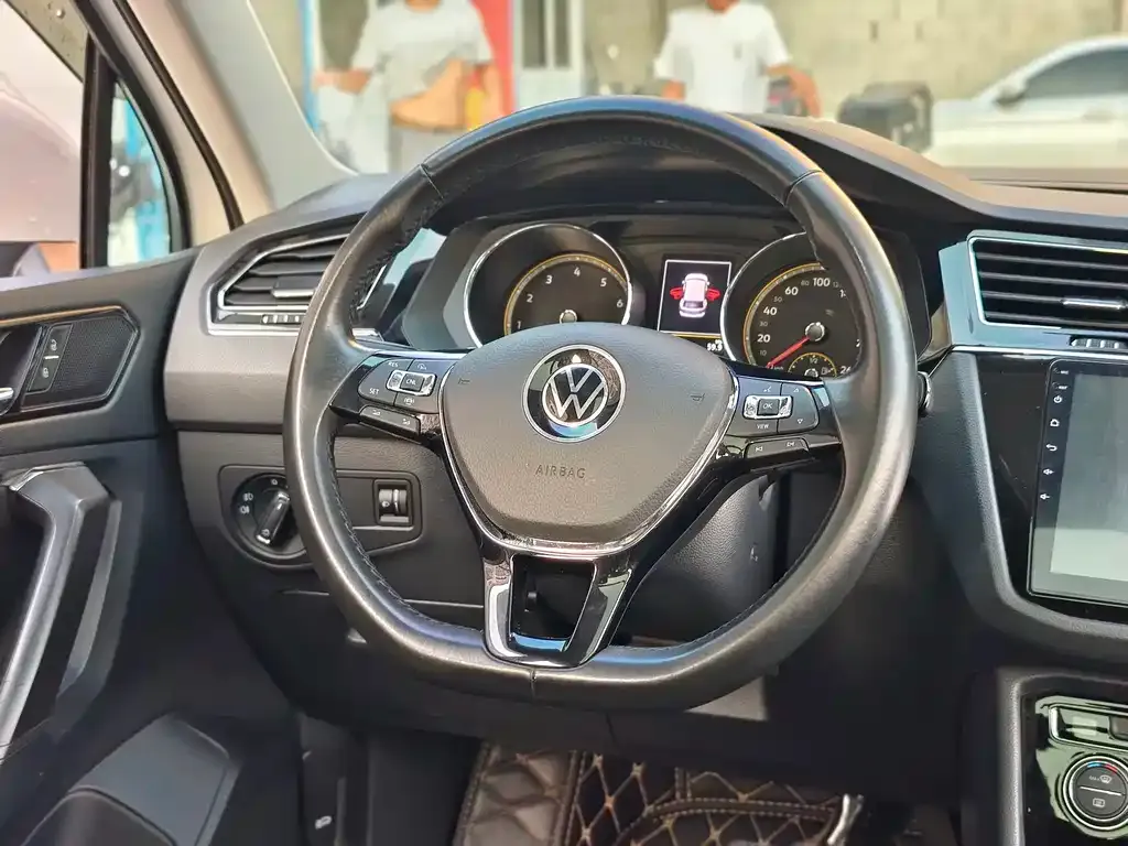 Volkswagen Tiguan L — фото 7