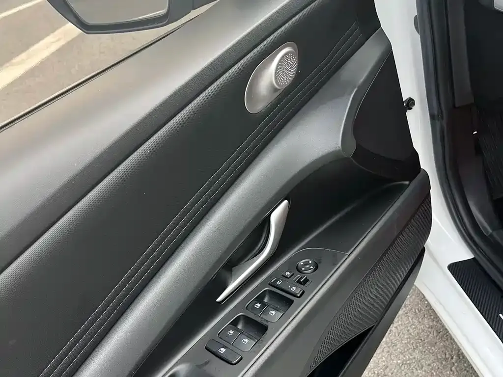 Hyundai Elantra — фото 4