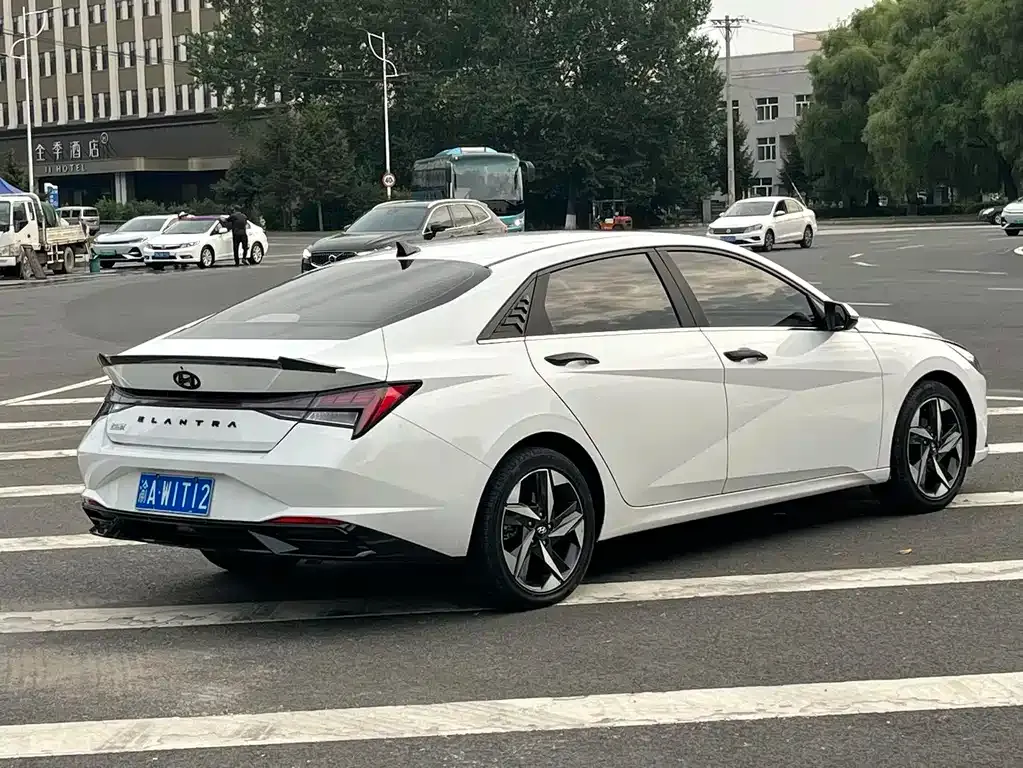 Hyundai Elantra — фото 9