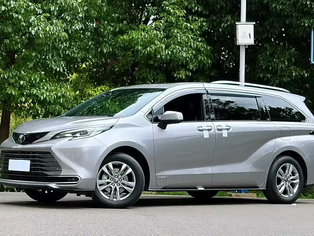 Toyota Sienna — фото 1