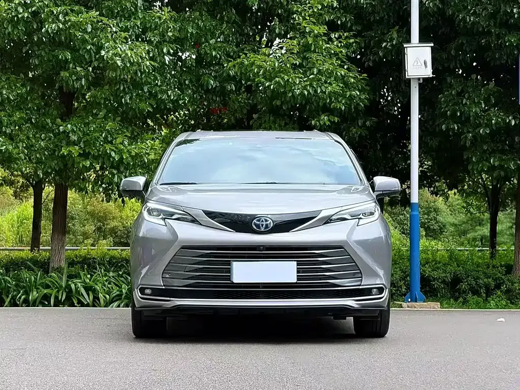 Toyota Sienna — фото 9