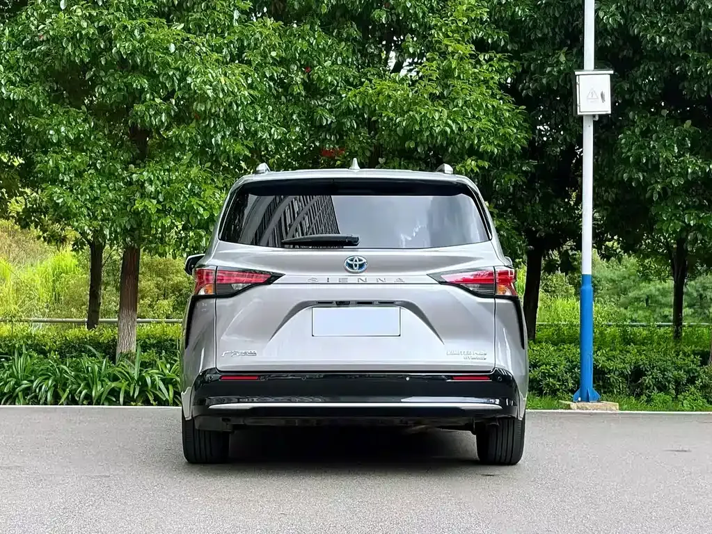 Toyota Sienna — фото 8