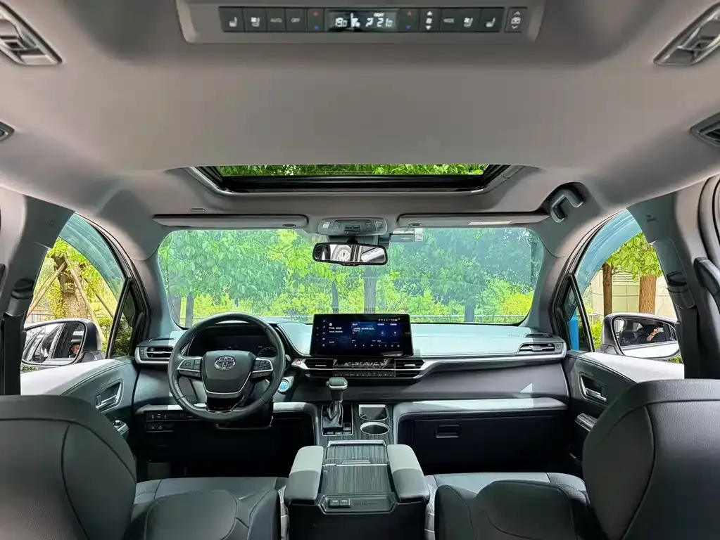 Toyota Sienna — фото 6