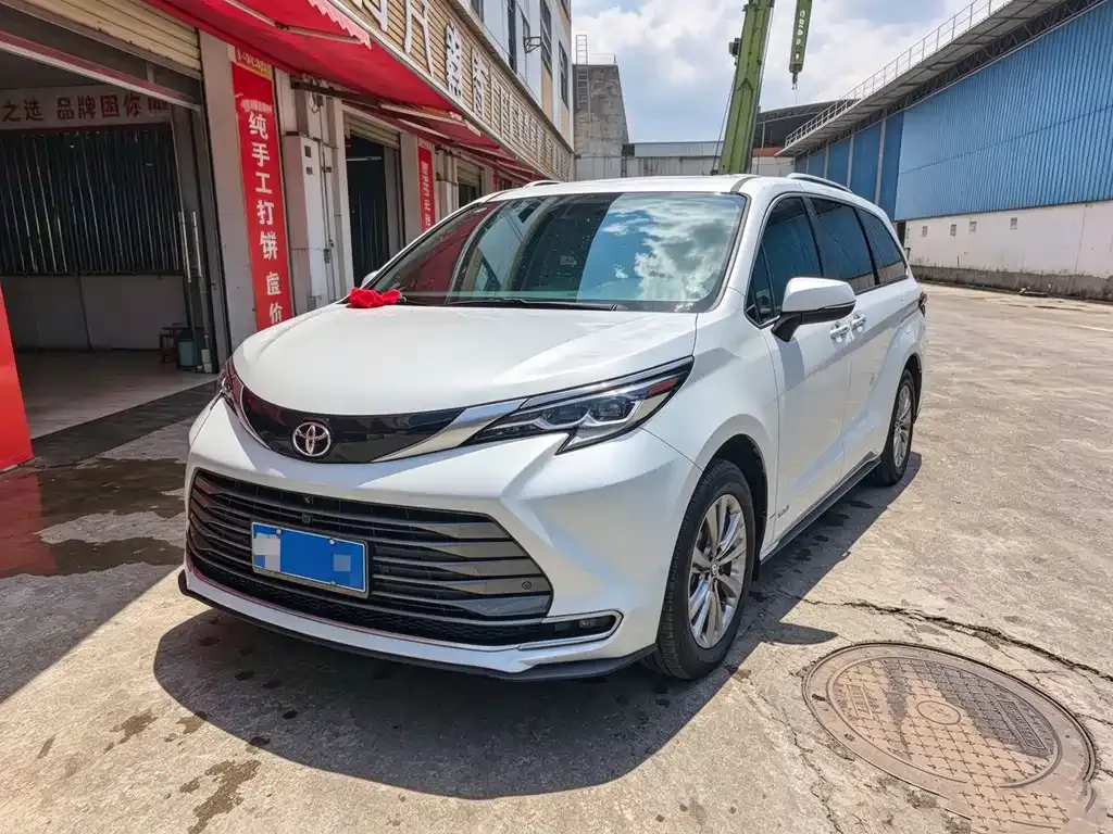Toyota Sienna — фото 1