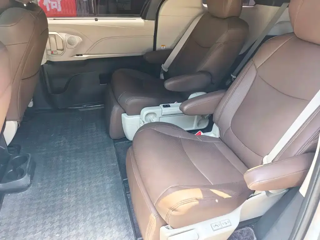 Toyota Sienna — фото 6
