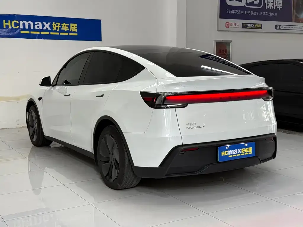 Tesla Model Y — фото 10