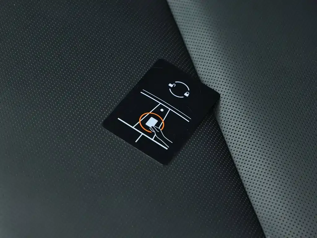 Tesla Model 3 — фото 9
