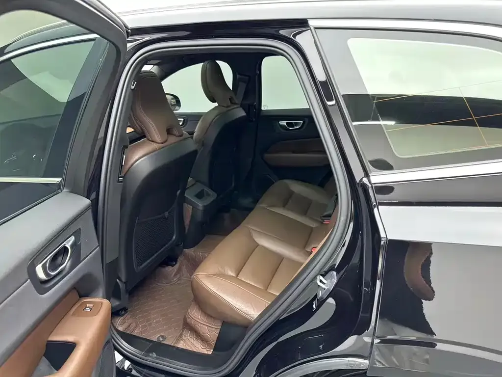 Volvo XC60 — фото 9