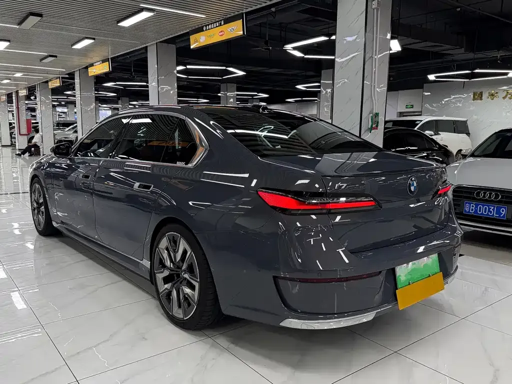 BMW i7 — фото 9