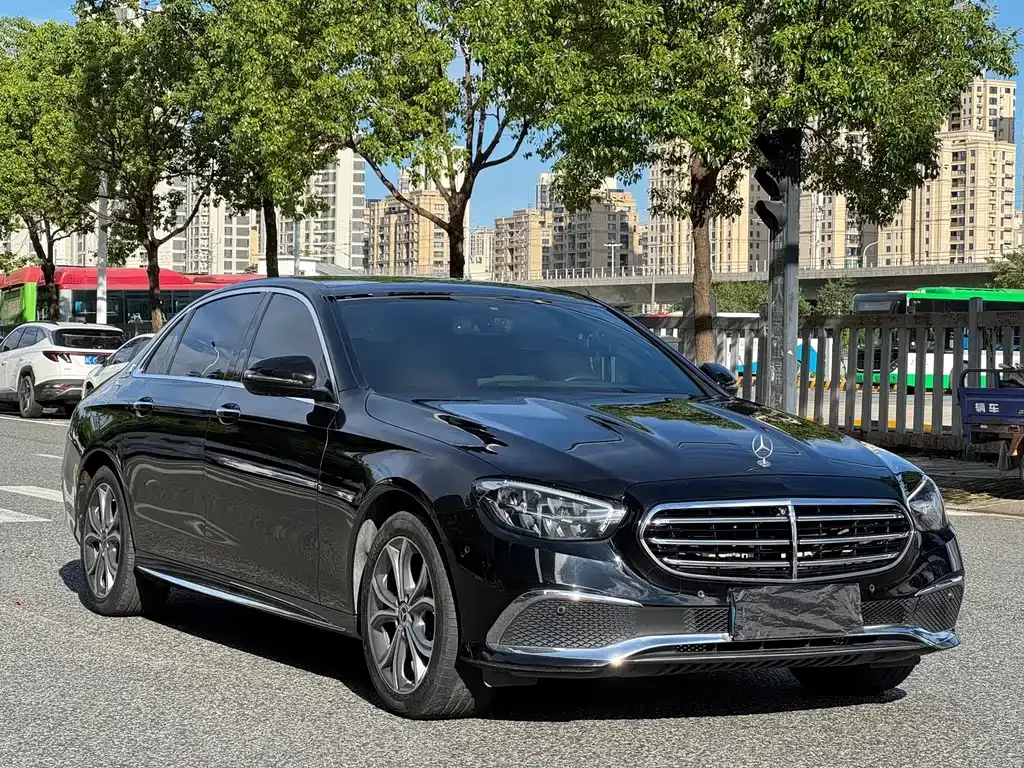 Mercedes-Benz E-Class — фото 1
