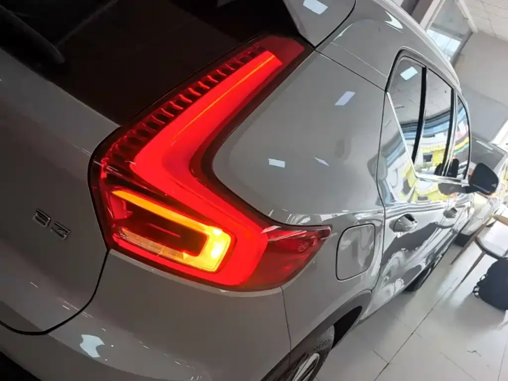 Volvo XC40 — фото 3