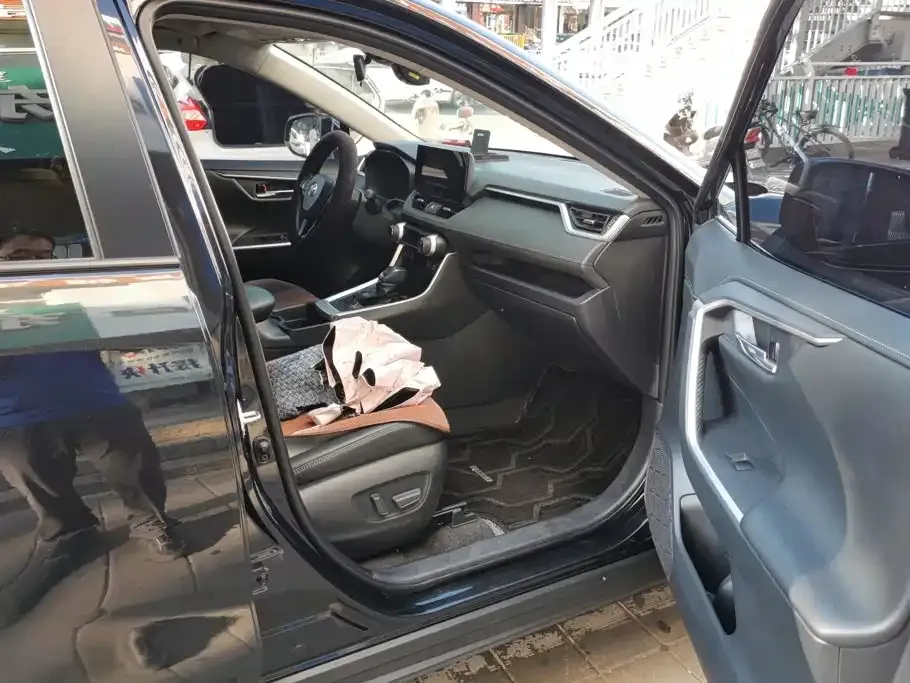 Toyota RAV4 — фото 10