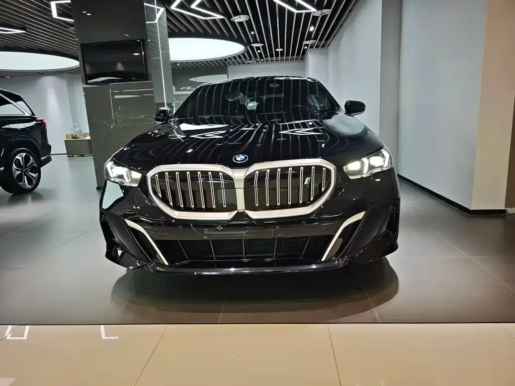 BMW i5 — фото 1