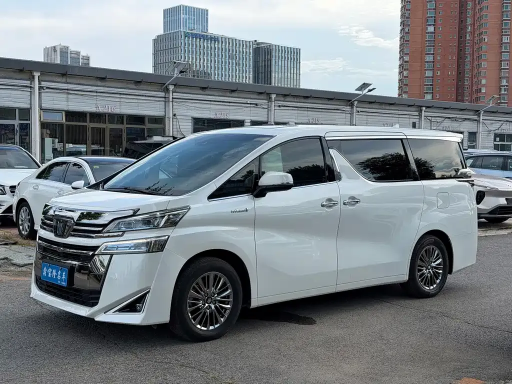 Toyota Vellfire — фото 1