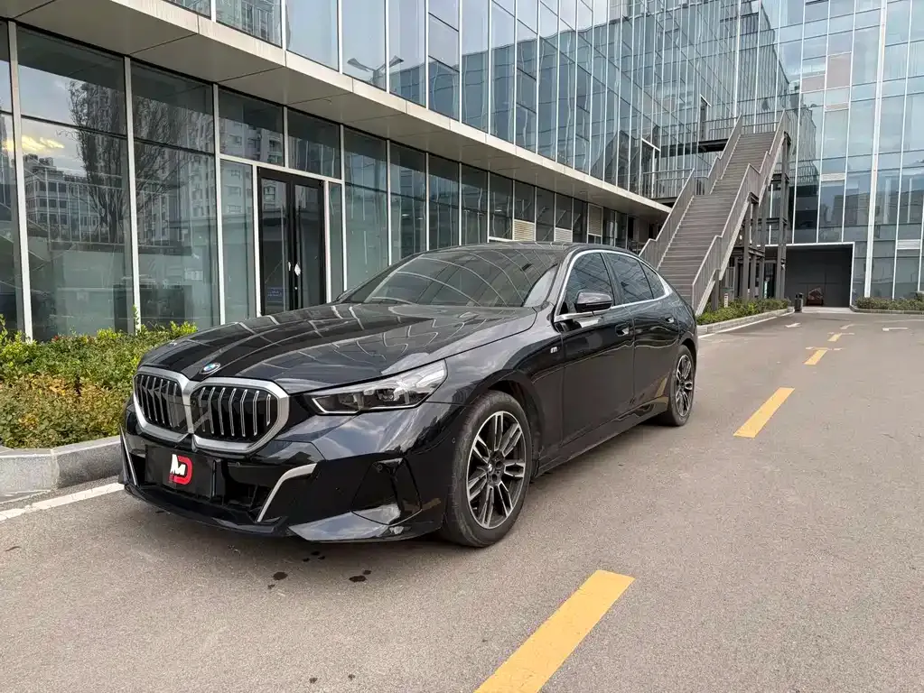 BMW 5 Series — фото 1