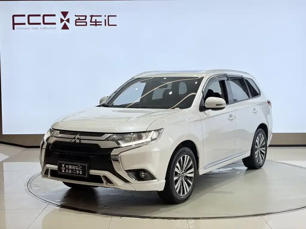 Mitsubishi Outlander — фото 1