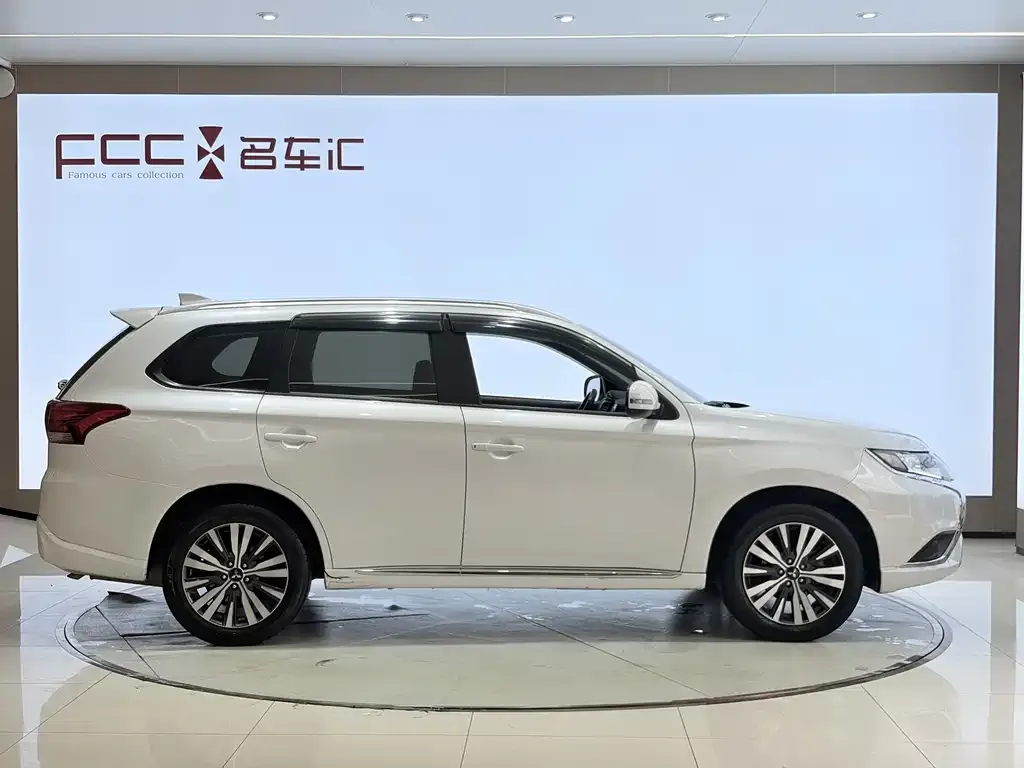 Mitsubishi Outlander — фото 3