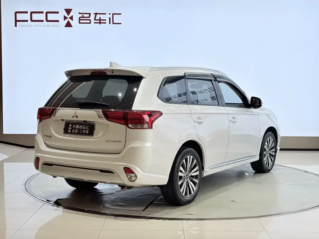Mitsubishi Outlander — фото 6