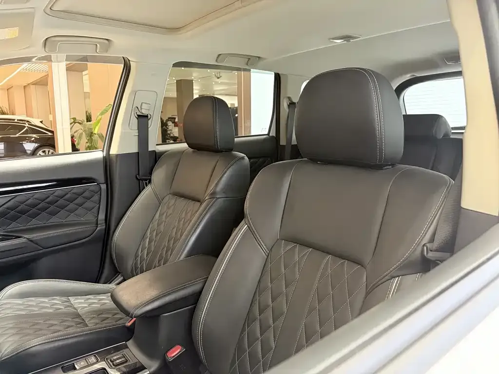Mitsubishi Outlander — фото 7