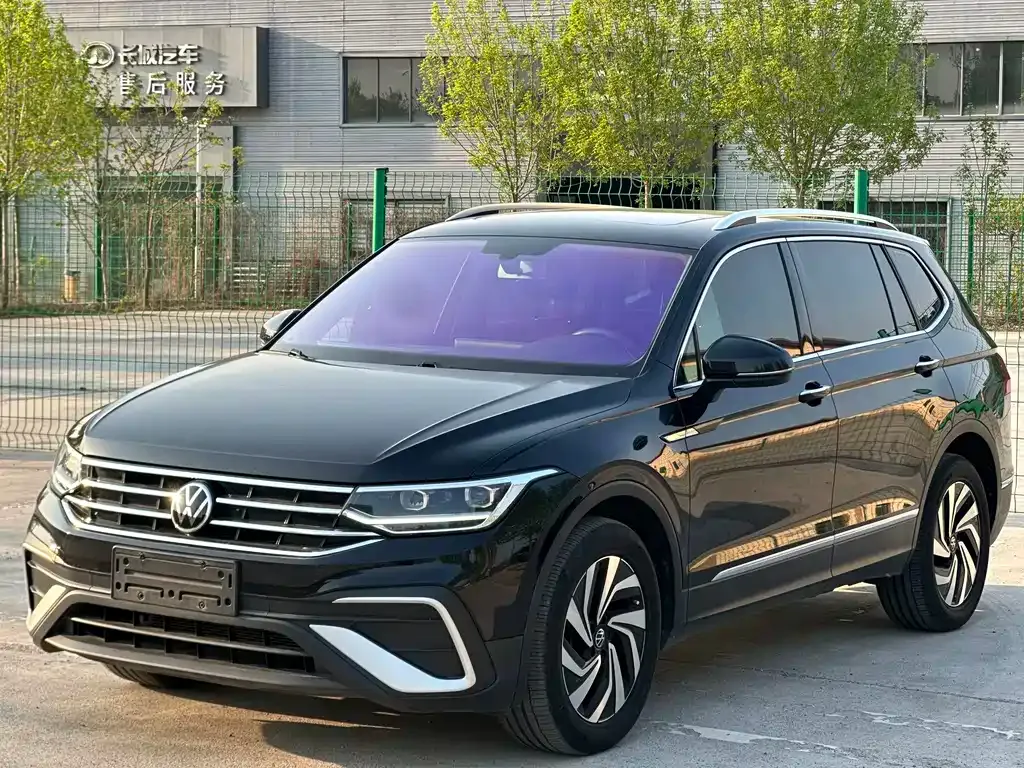 Volkswagen Tiguan L — фото 1