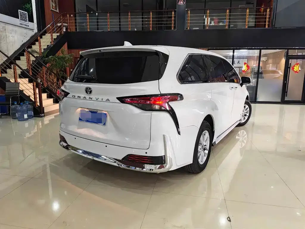 Toyota Granvia — фото 4