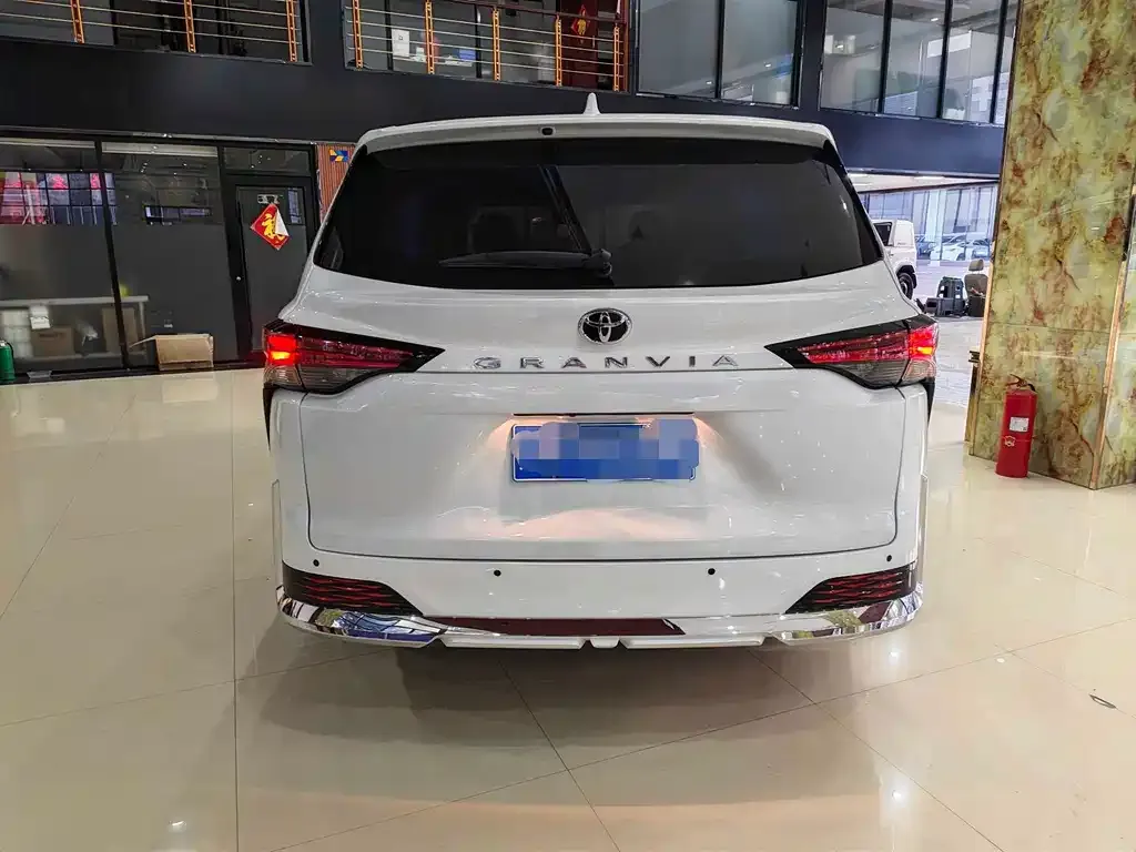 Toyota Granvia — фото 2