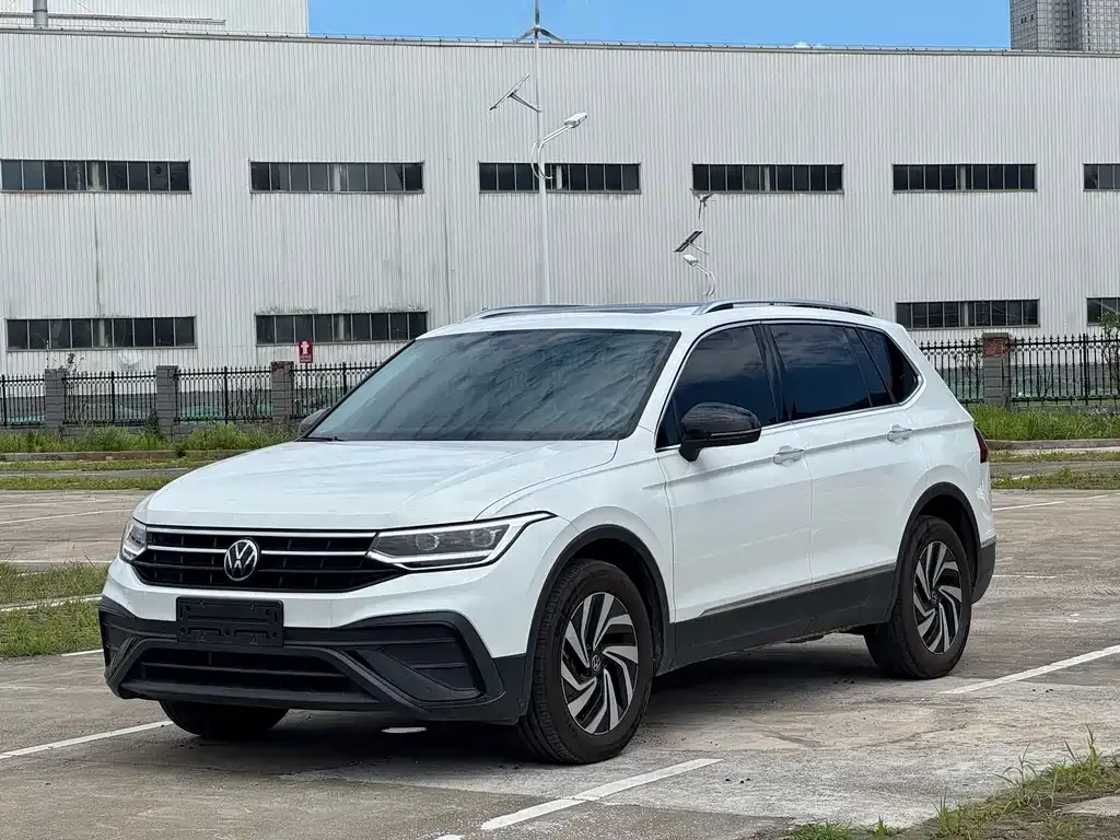 Volkswagen Tiguan L — фото 1