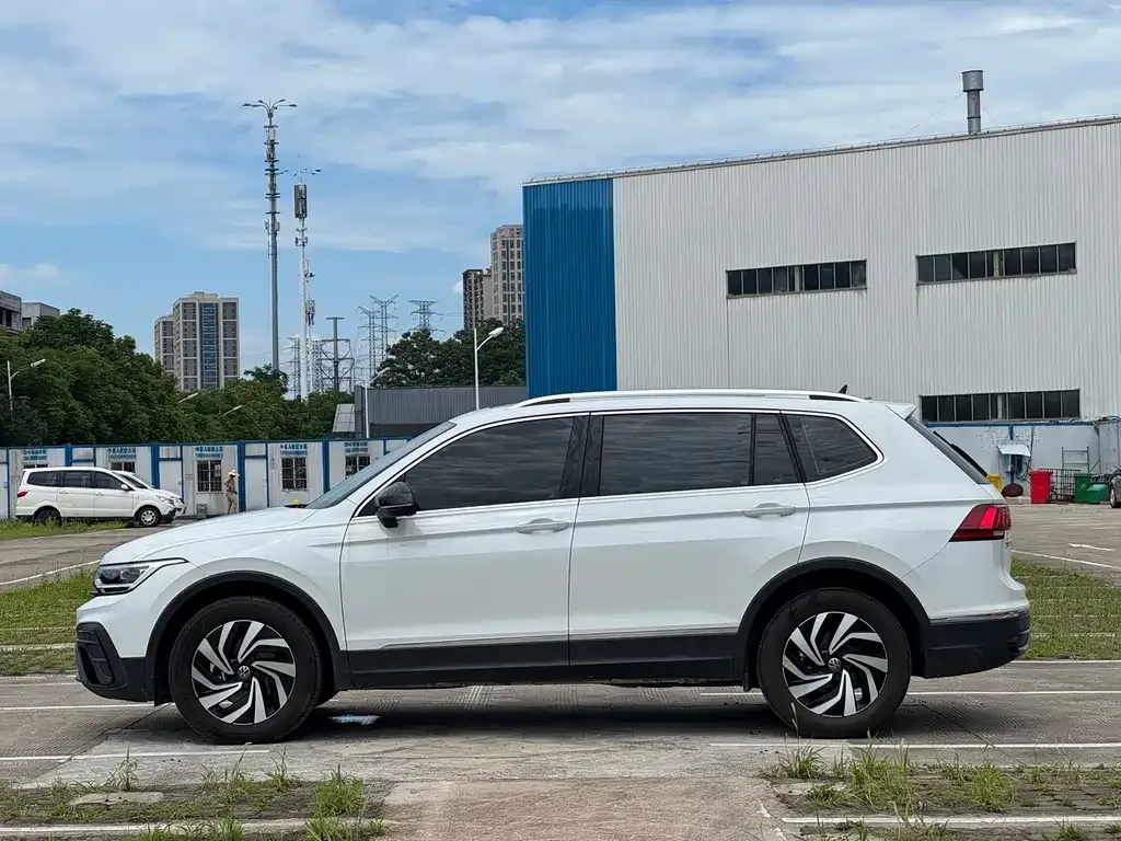 Volkswagen Tiguan L — фото 8