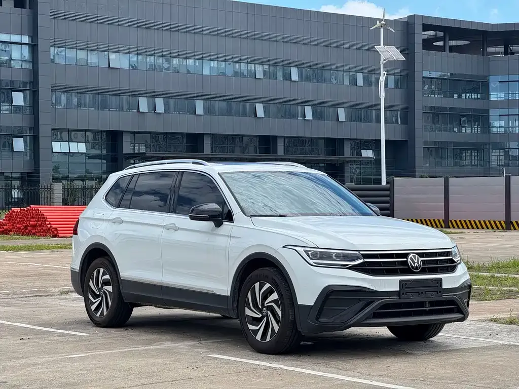 Volkswagen Tiguan L — фото 6