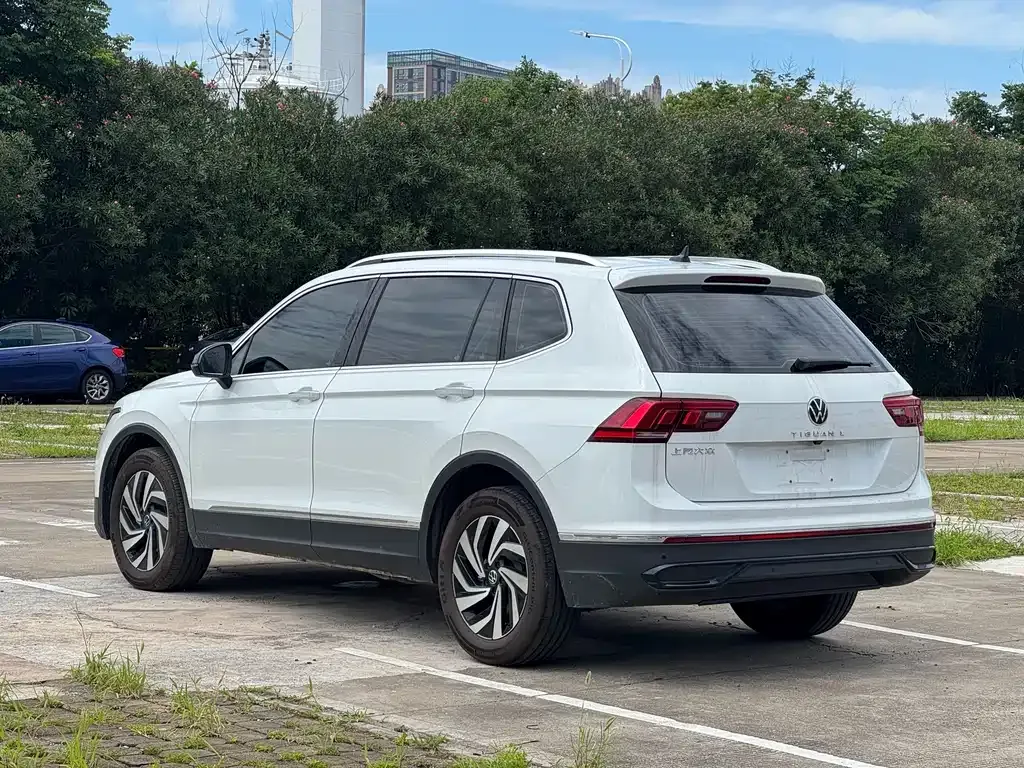 Volkswagen Tiguan L — фото 9