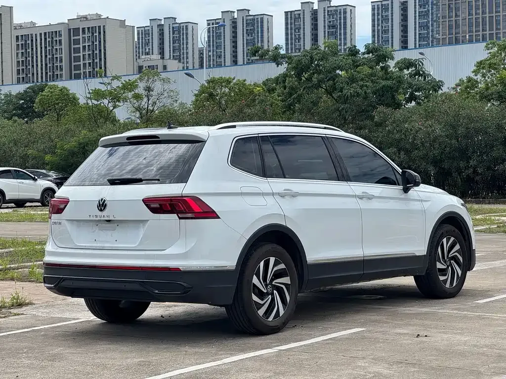 Volkswagen Tiguan L — фото 5