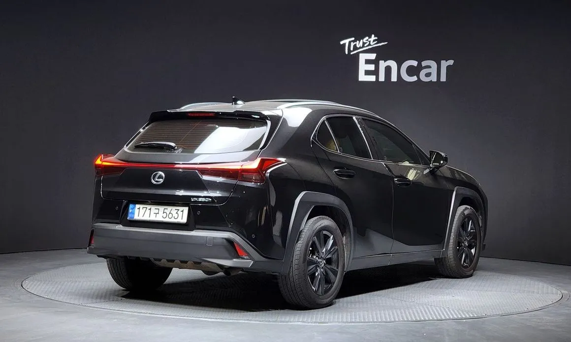 Lexus UX — фото 2