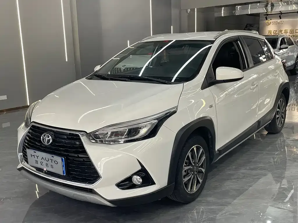 Toyota Yaris L — фото 1