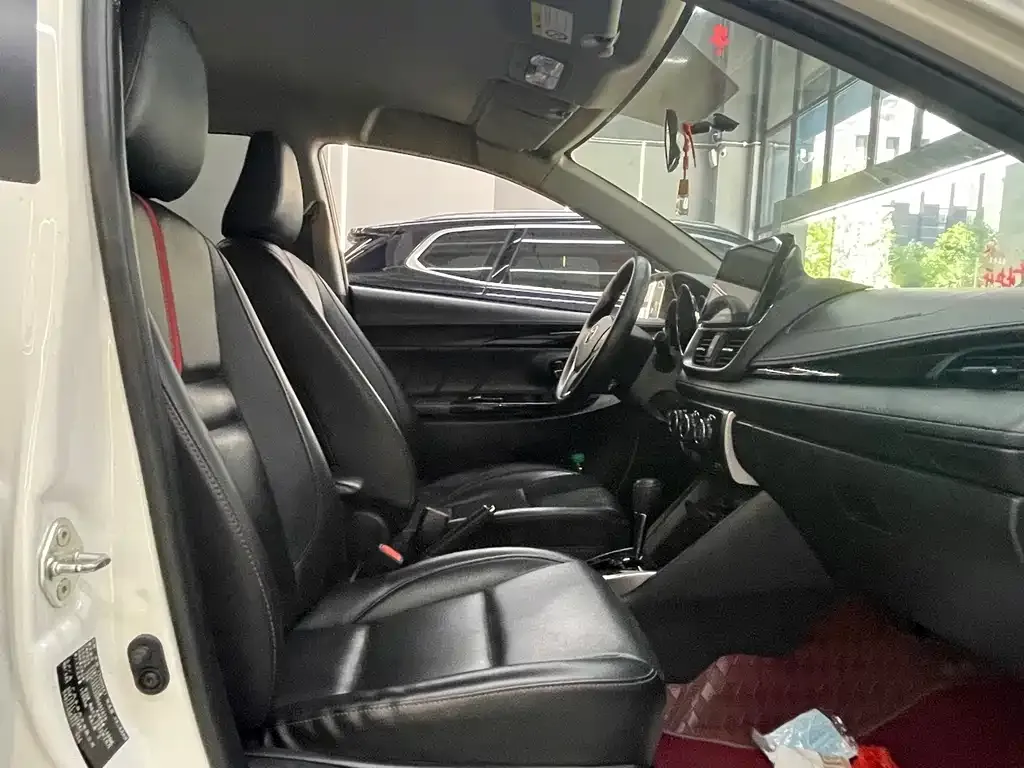 Toyota Yaris L — фото 2