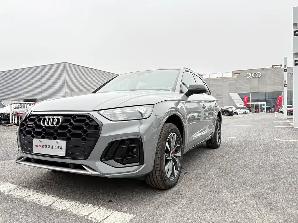 Audi Q5L — фото 1