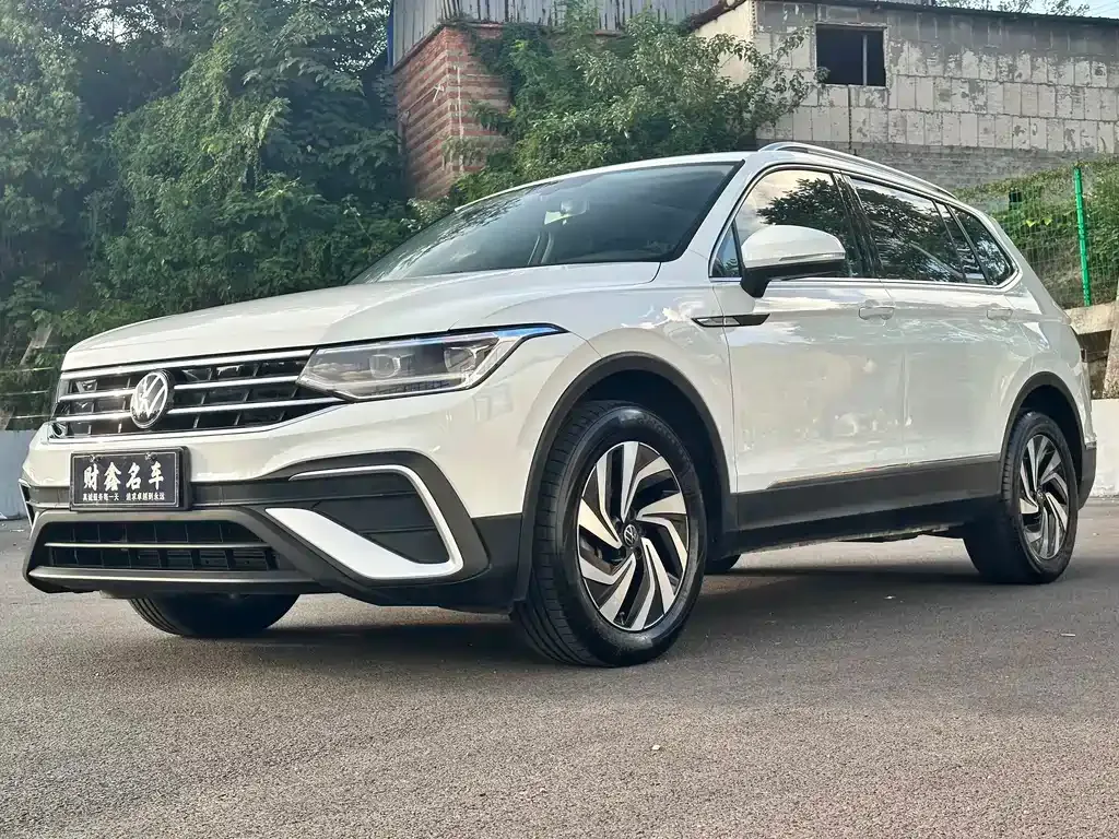 Volkswagen Tiguan L — фото 1