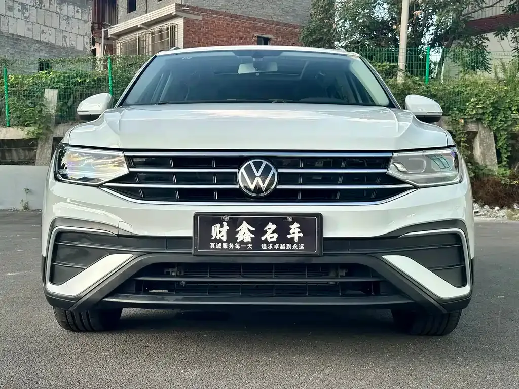 Volkswagen Tiguan L — фото 10