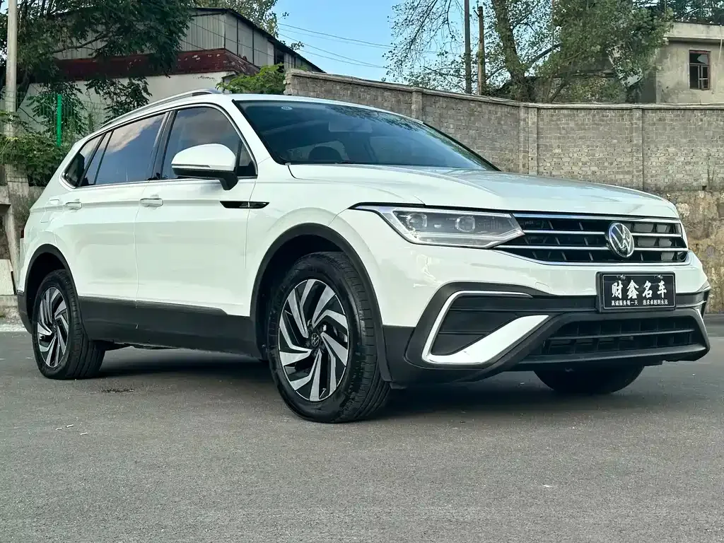 Volkswagen Tiguan L — фото 6