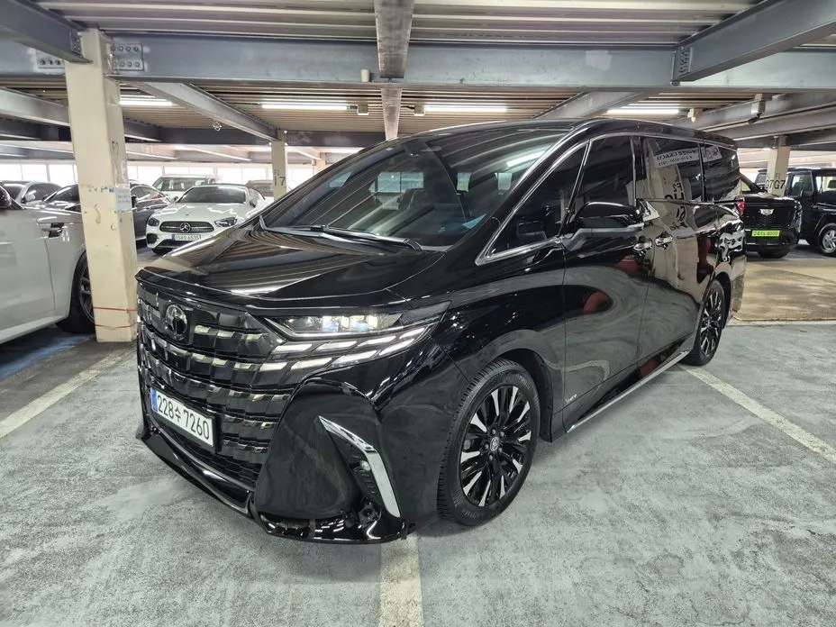 Toyota Alphard — фото 1