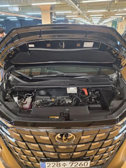Toyota Alphard — фото 2
