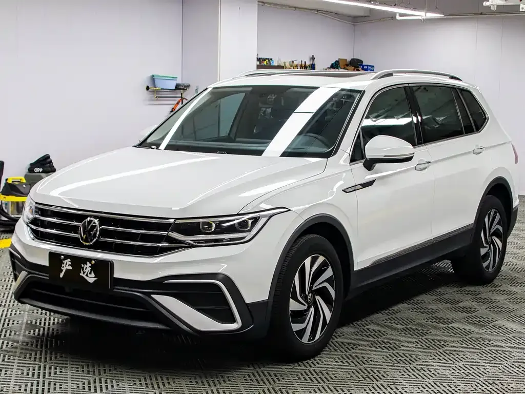 Volkswagen Tiguan L — фото 1