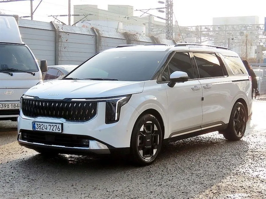 Kia Carnival — фото 10