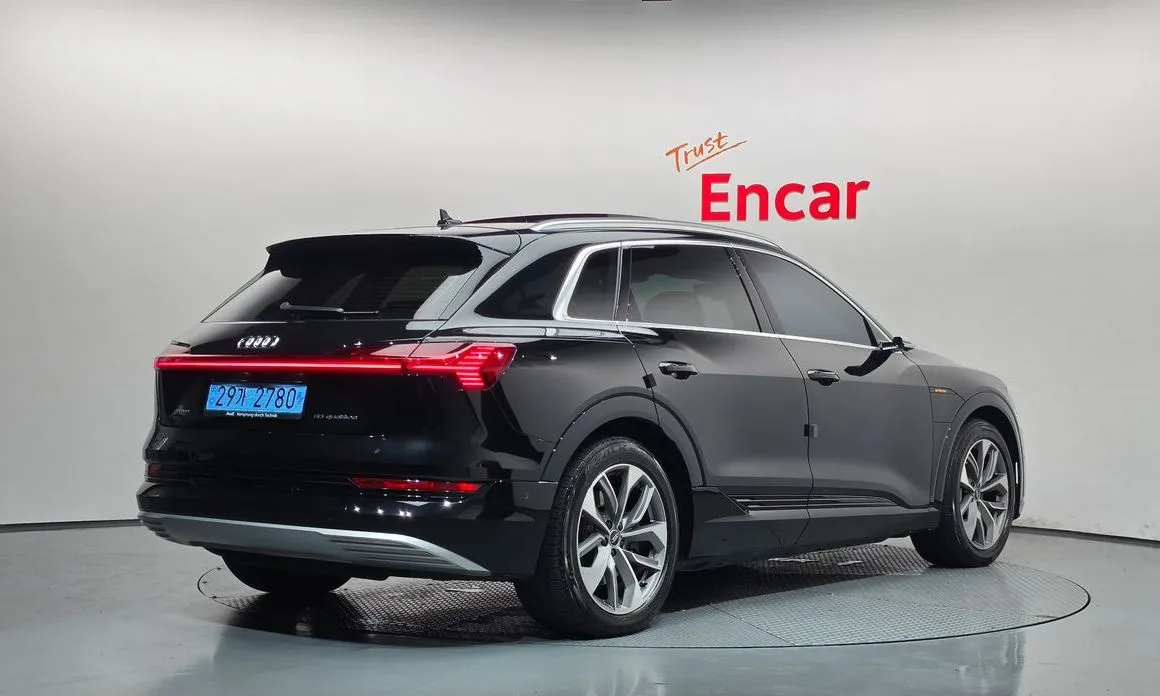 Audi e-tron — фото 3