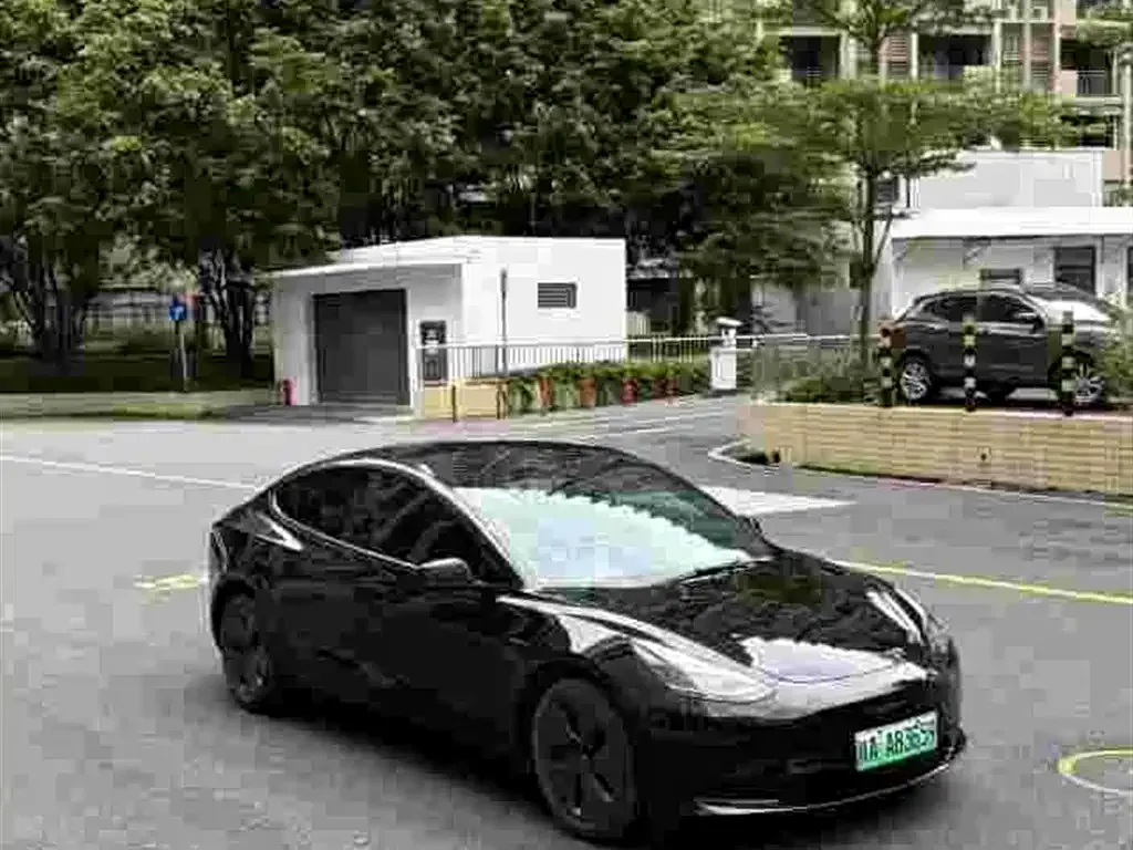Tesla Model 3 — фото 1