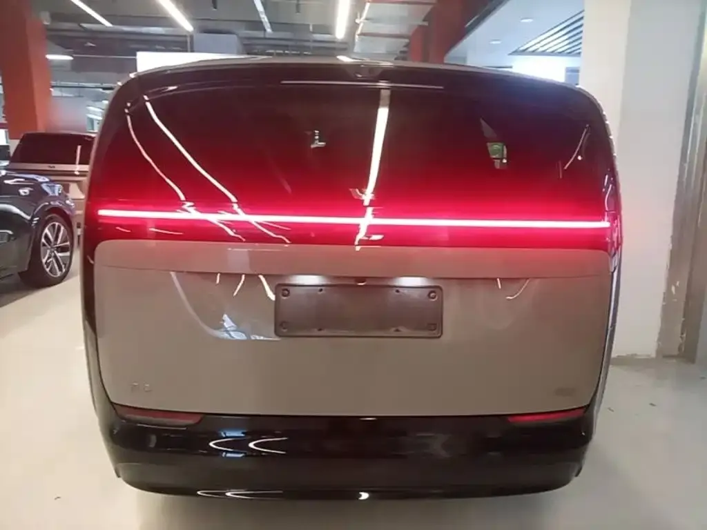 Li Auto MEGA — фото 10